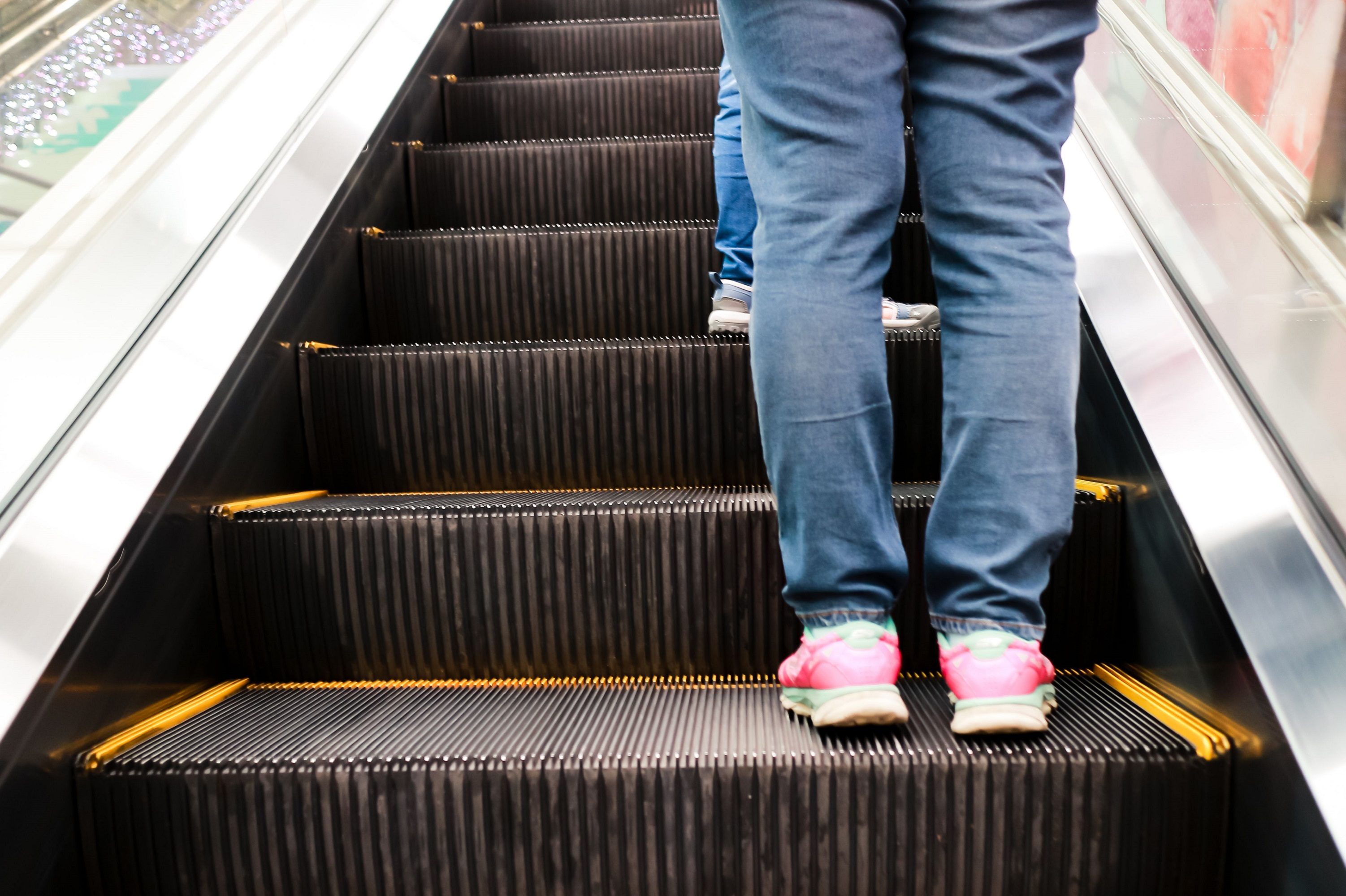 子供と駅エスカレーターに乗ったら 後ろにいた人の行動 に絶句 ニコニコニュース