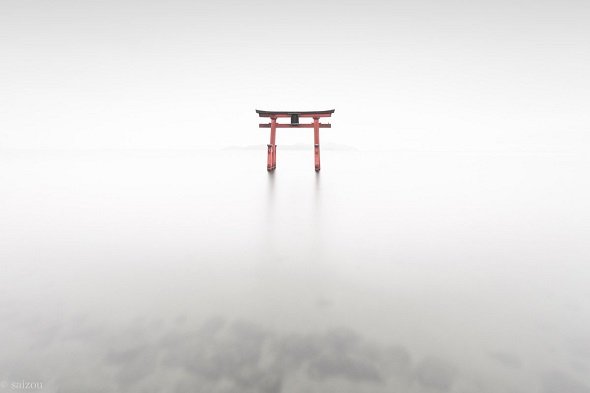 この世の光景とは思えない 雲に覆われた湖上の鳥居があまりに神秘的すぎる ニコニコニュース