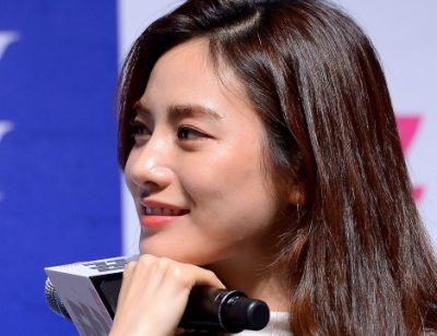 世界で最も美しい顔 に選ばれた美人歌手が 深夜の ベッド自撮り で話題に ニコニコニュース