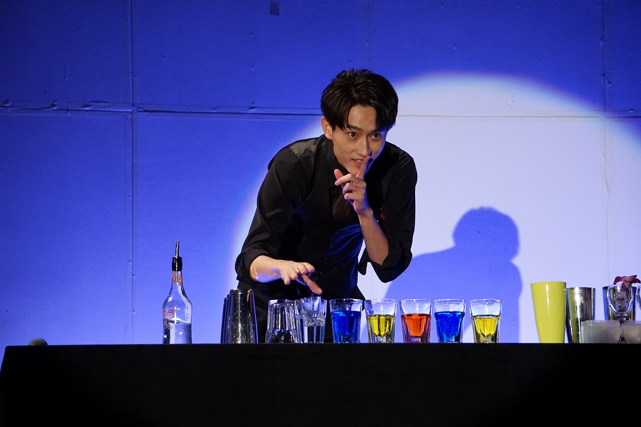 杉野遥亮 愛情たっぷり カクテルを注ぎ一足先にファンへクリスマスプレゼント 今年の漢字は 革 ニコニコニュース