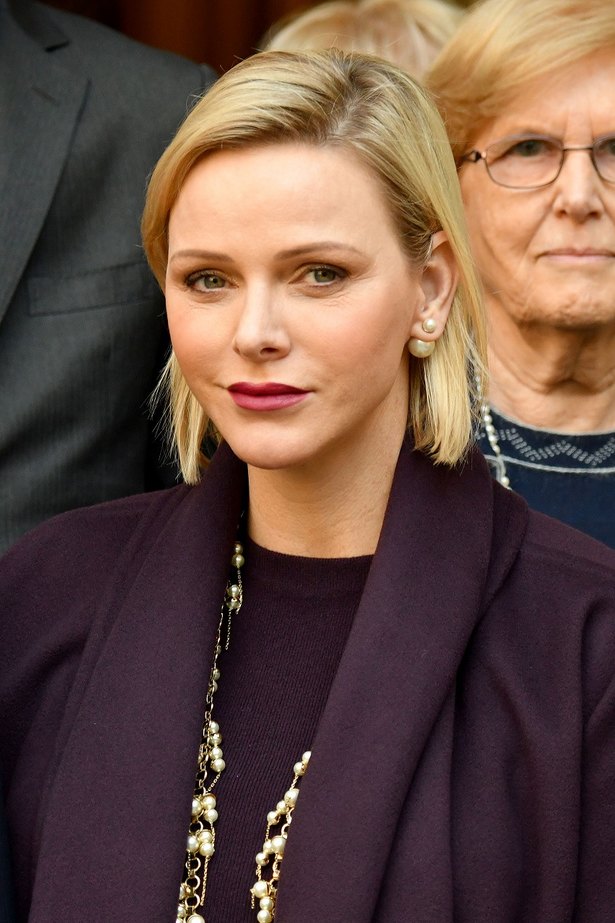 モナコのシャルレーヌ公妃 レアなミニスカ スリットファッションが極上と大好評 ニコニコニュース