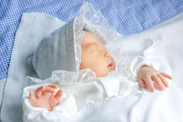 今すぐ赤ちゃんを救え 生後２ヶ月の里子を怒鳴りつけ押さえつける女に非難殺到 虐待 の主の特定が急がれる ニコニコニュース