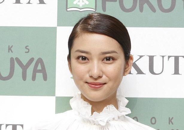 武井咲 シックな 大人め コーデで抜群のスタイルに反響続々 脚細っ スタイルよすぎ ニコニコニュース