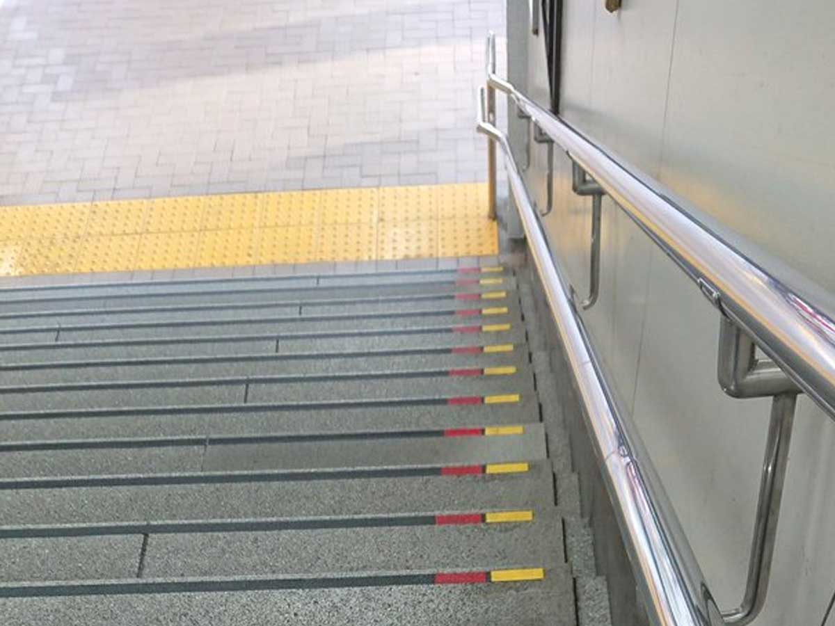 駅の階段にある 赤色と黄色の謎 人々から もっと広まってほしい の声 ニコニコニュース