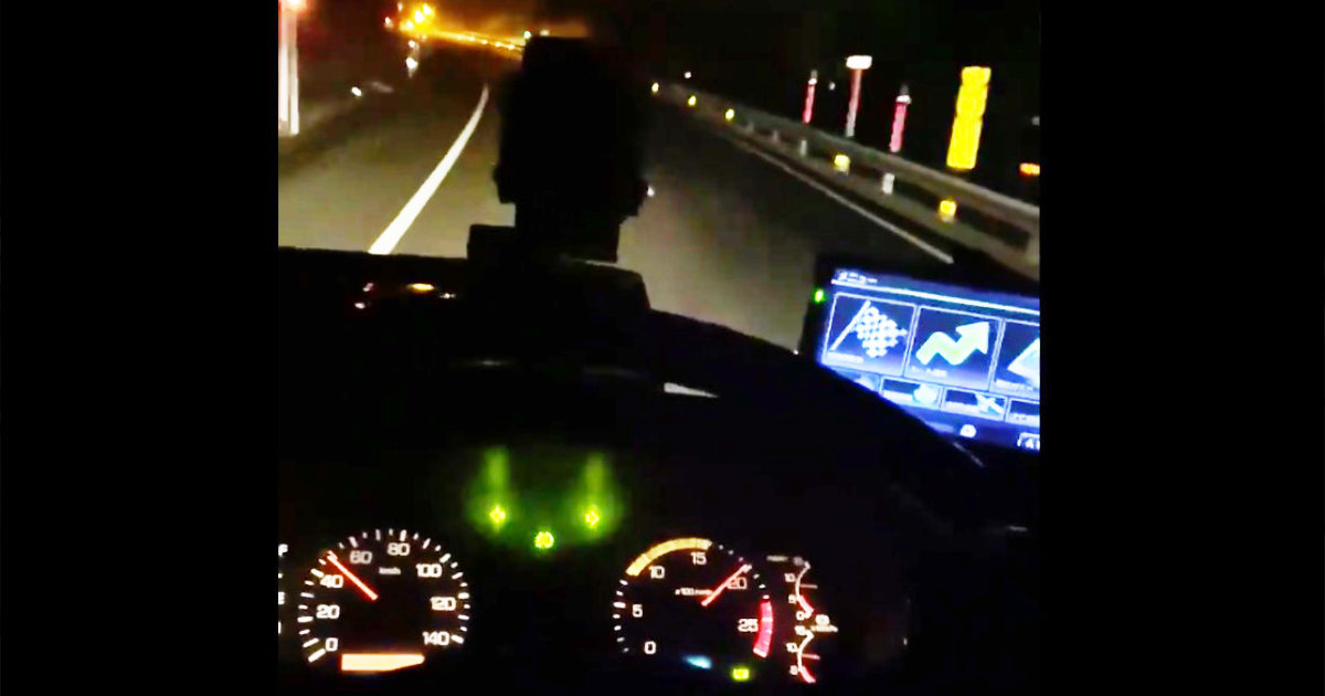 トラックが高速道路でハザードを点けたまま走行する意味を もっと多くの人に知ってもらいたい と話題に ニコニコニュース