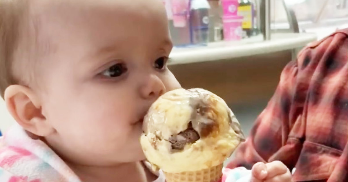 生まれて初めてアイスクリームを食べた赤ちゃん 美味すぎて取った行動が世界一可愛と話題に ニコニコニュース