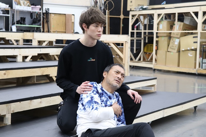 渡辺謙と宮沢氷魚が 美しい瞬間 の積み重ねから生み出す 舞台 ピサロ 稽古場レポート ニコニコニュース