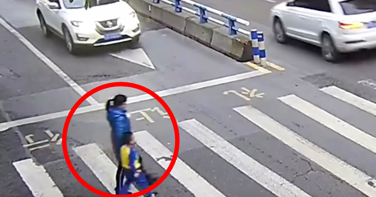 横断歩道で母親が車にぶつかられてしまった男の子の取った行動が世界中のネットユーザーの心を打った ニコニコニュース
