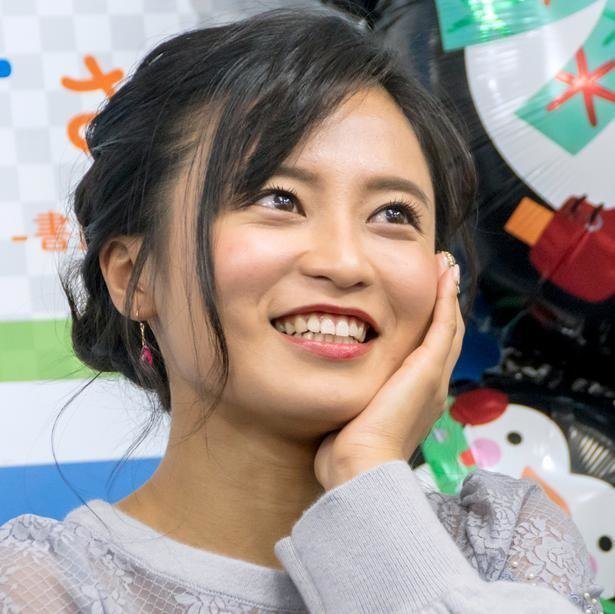 小島瑠璃子 何でこんな顔決めてるの 笑 でこ出し決め顔 で元宝塚 沙央くらまを祝福 ニコニコニュース