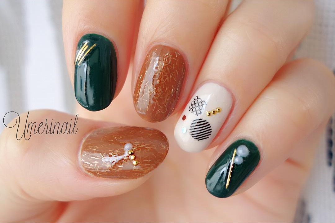 カーキネイルで年中おしゃれな手元に セルフにおすすめのデザインを紹介 ニコニコニュース