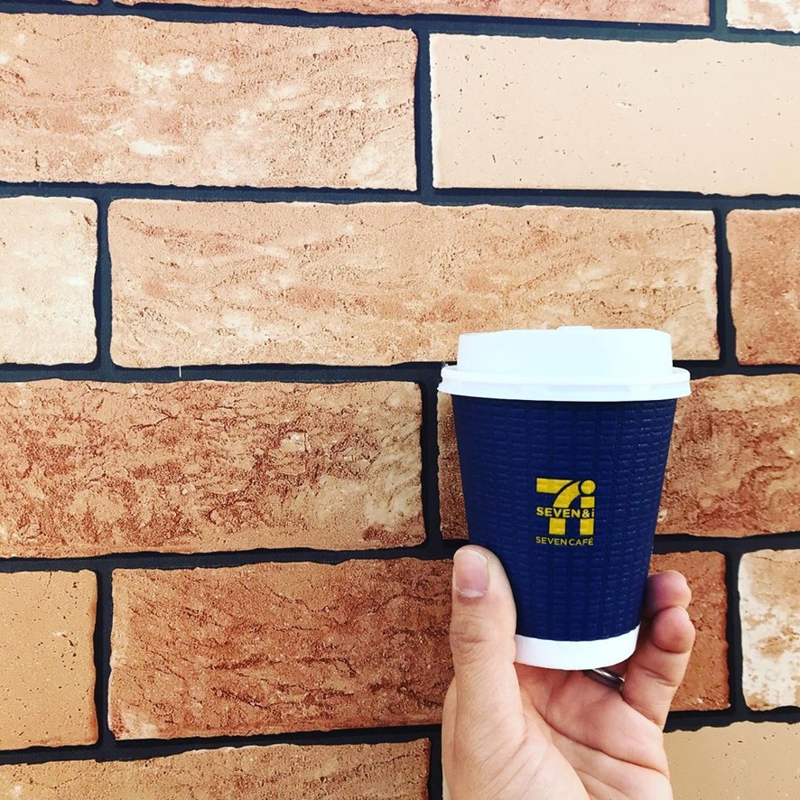 セブンのコーヒー 青の贅沢と白の定番の味や値段の違いは 期間限定なの ニコニコニュース