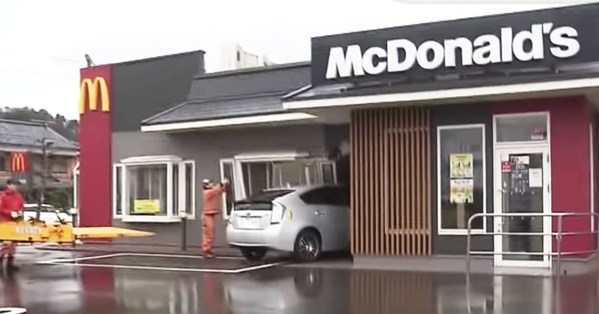 福井 高校を卒業したばかりの初心者ドライバーがマクドナルドに突っ込んでしまう ニコニコニュース