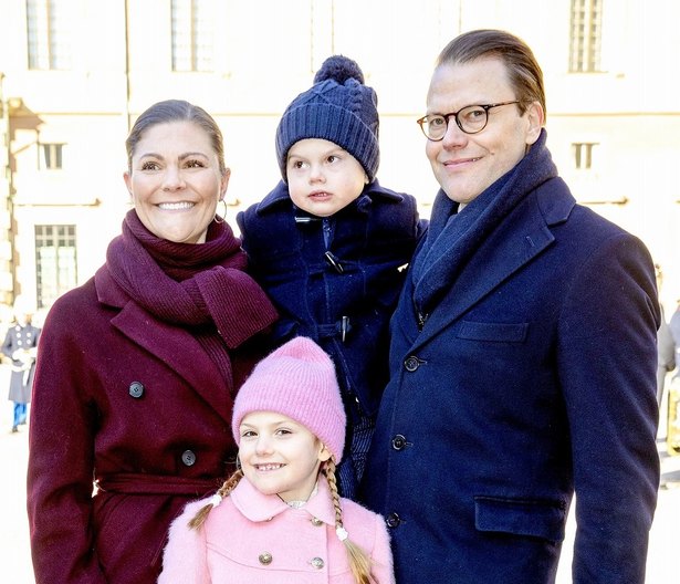 大人も見習うべき スウェーデンのエステル王女とオスカル王子がコロナ対策を披露 ニコニコニュース