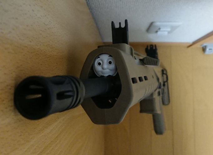 そこで何してるの きかんしゃトーマス 銃のスキマにはめられてしまう ニコニコニュース