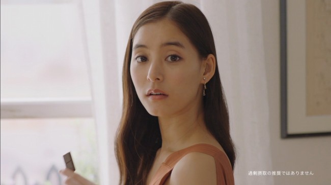 新木優子 肩あきワンピ姿が美しい 新cmで歌声も披露 ニコニコニュース