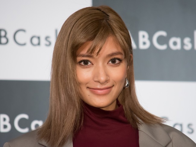 ローラ へそ出しタンクトップ姿に スタイル抜群 カッコいい の声 ニコニコニュース