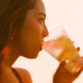 ミスチル新曲 Others と映像美にうっとり 中村アン 夕暮れのビーチで過ごす上質なひととき ニコニコニュース