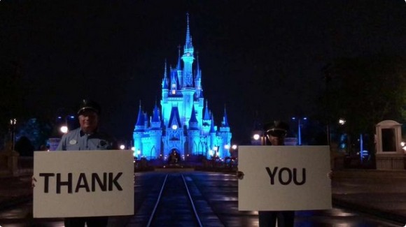 世界のディズニーテーマパーク シンデレラ城のライトアップやメッセージで医療従事者を称える ニコニコニュース