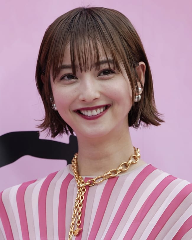 美背中お姉さん 佐々木希 白ワンピースの 美背中 ショットに称賛続々 ニコニコニュース