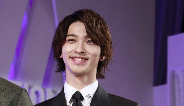 横浜流星 1か月蓄えた 髭剃りshot に反響殺到 どっちもイケメン ちょっと寂しい ニコニコニュース