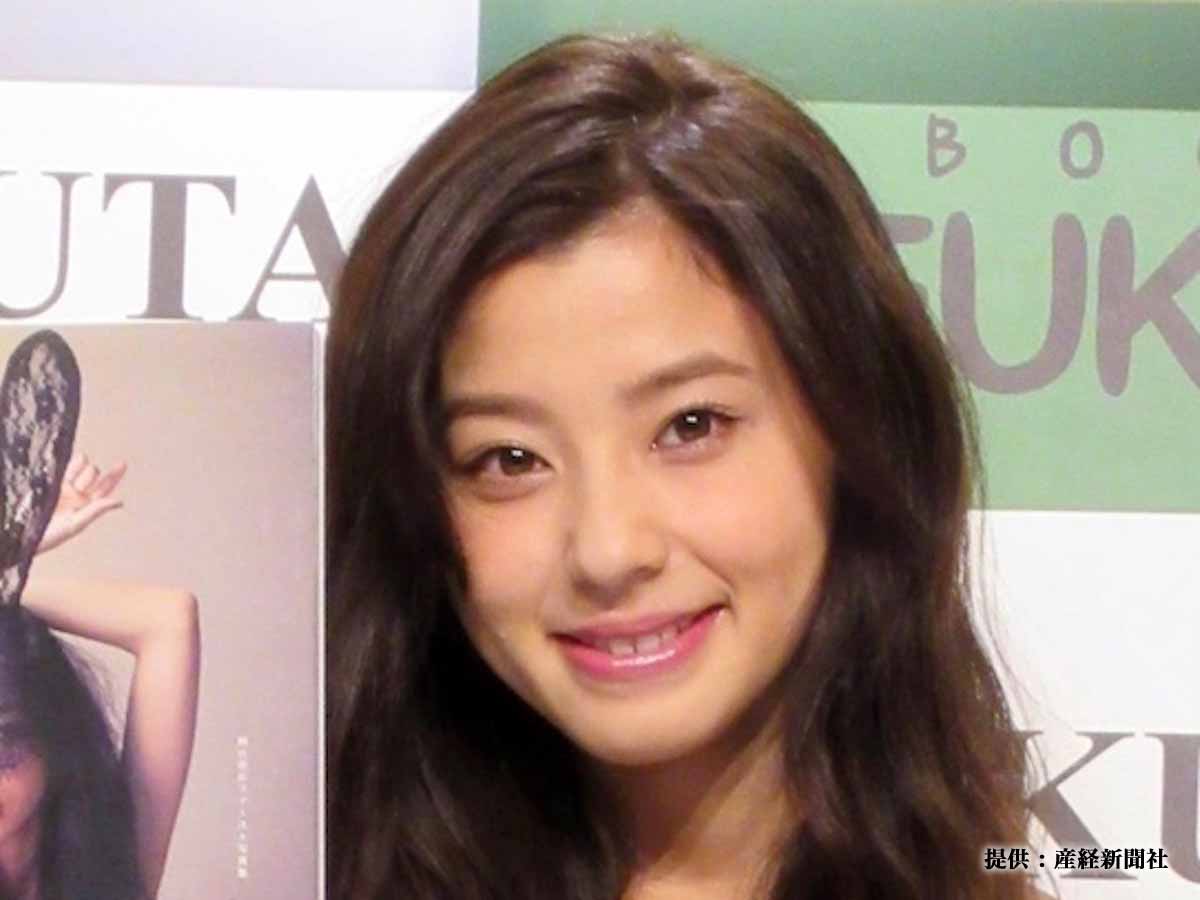 朝比奈彩 大人の色気ムンムンな水着姿を公開 夏が来た とファン歓喜 ニコニコニュース
