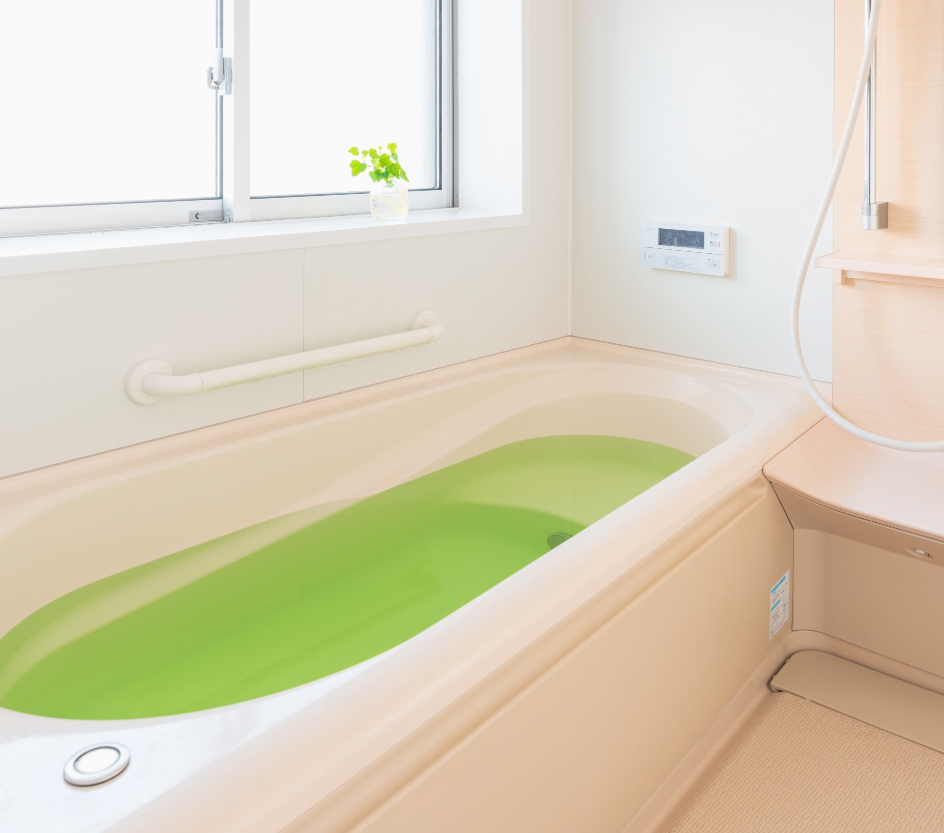 浴槽の水垢 スッキリきれいにする方法は 原因から落とし方まで徹底解説 ニコニコニュース