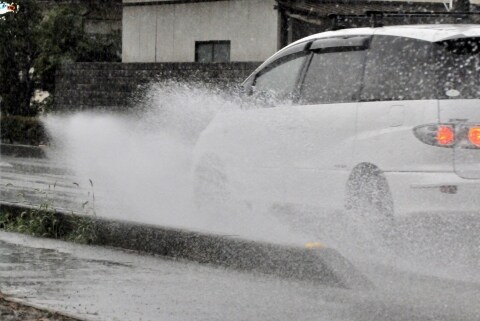 非常識ドライバー絶滅しろ 梅雨の水はね運転 ビショ濡れ歩行者から怒りの声 ニコニコニュース
