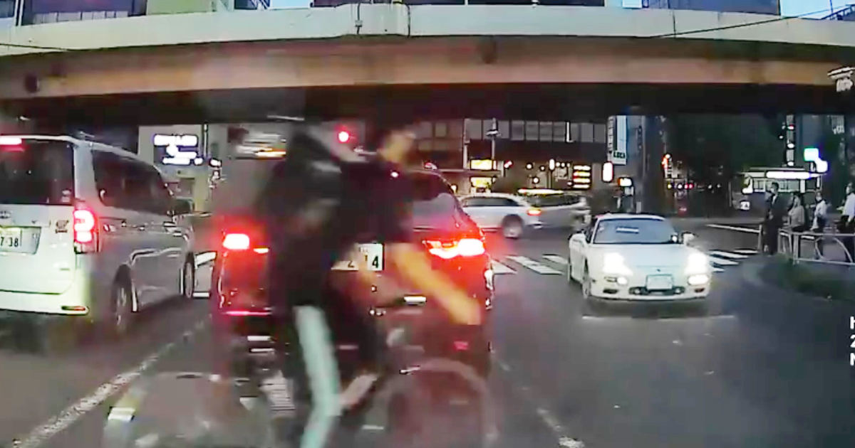 車のドライバーがかわいそう 自己中な配達員が車列の陰から横断しようとして車とぶつかってしまう ニコニコニュース