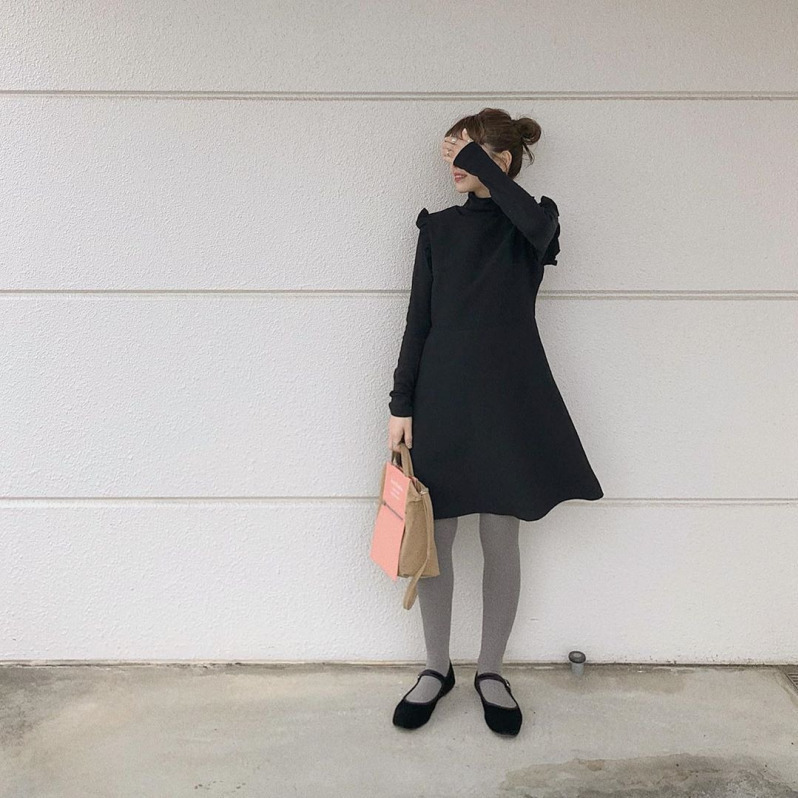 グレーのタイツはオールシーズン活躍 おすすめコーデや人気アイテム紹介 ニコニコニュース