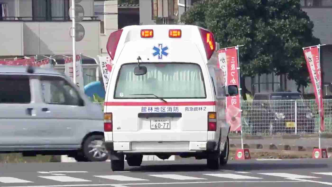 緊急走行中の救急車が自転車の高校生はねる