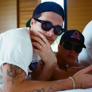 ブルックリン ベッカム 左手薬指の指輪に すでにニコラ ペルツと結婚した 憶測広がる ニコニコニュース