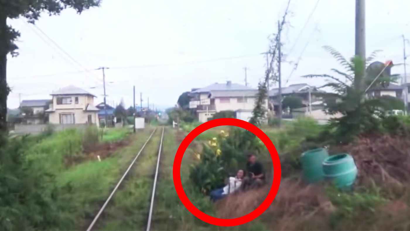 警笛鳴らされてヘラヘラ 線路内で撮影していた迷惑な鉄道マニアに接触しそうになり電車が急停車してしまう ニコニコニュース