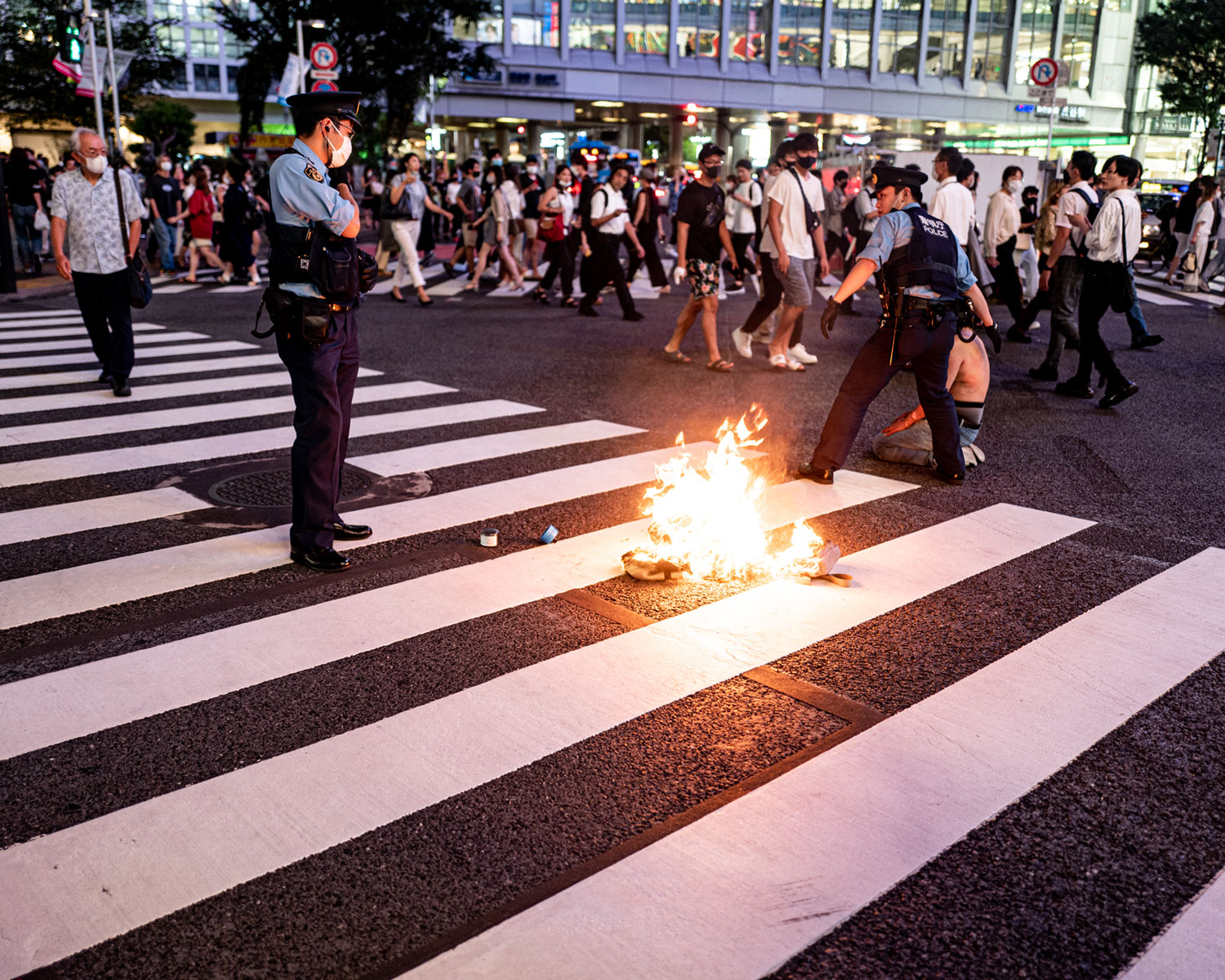 男性が渋谷のスクランブル交差点の中央で何か燃やし警察沙汰に ニコニコニュース