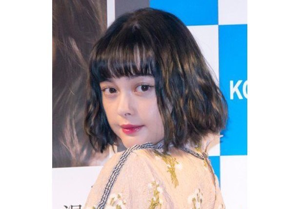 玉城ティナ 金髪に映える赤コーデに反響続々 美しい 透明感すごい ニコニコニュース