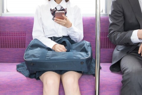 電車で 足広げるな 女子高生の膝を押した疑いの男性 逮捕までする必要はなかった ニコニコニュース