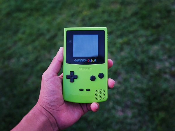 バッテリー不要のゲームボーイが登場 ボタン操作を電力に変換 ニコニコニュース
