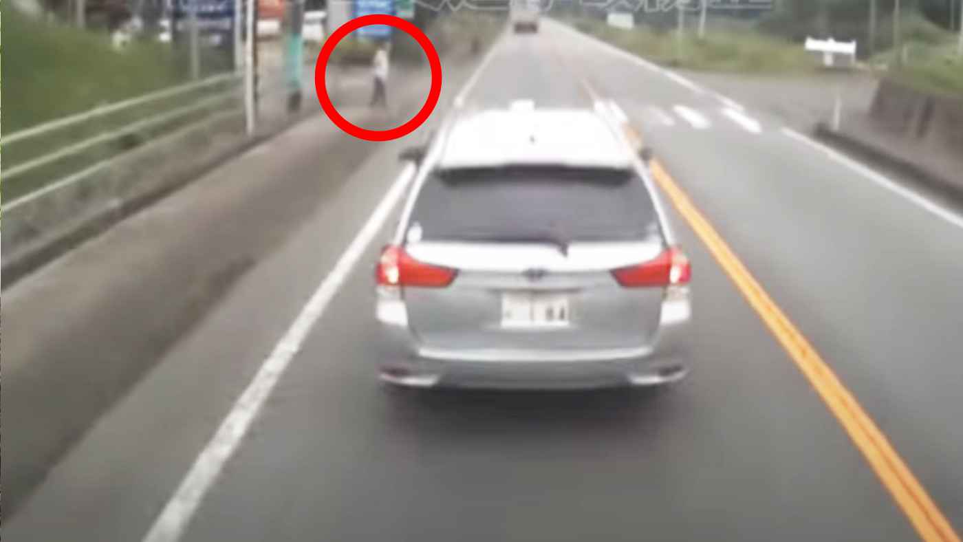 ドラレコ トラックの後ろに自転車が 急ブレーキ踏んだら