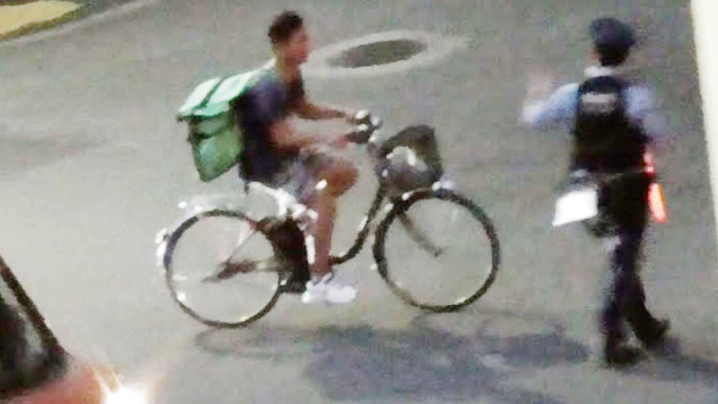 自転車通行禁止の陸橋を走っていたウーバーイーツ配達員、ちょうど警察 