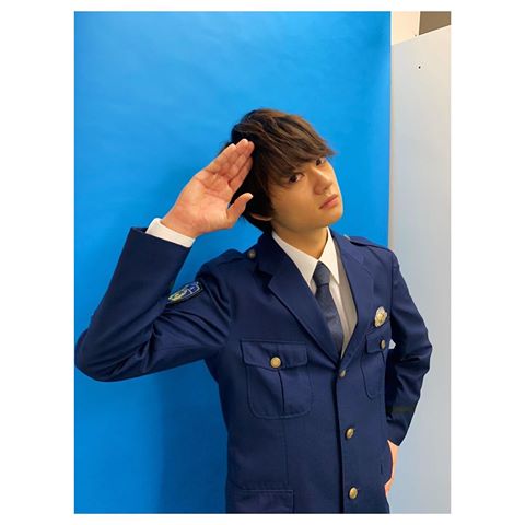 佐野勇斗 警察官姿のオフショットにファン歓喜 制服似合う かっこいいのにかわい ニコニコニュース