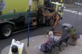 不注意 ゴミ収集車がゴミ箱ではなく高齢女性が座ったベンチごと持ち上げてしまう ニコニコニュース