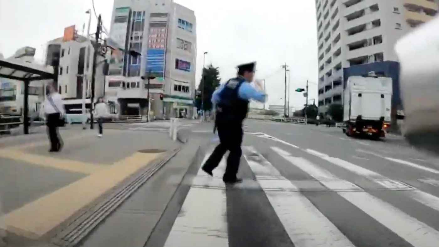 赤信号で警察官が突然飛び出してきてもう少しでひきそうになってしまう ニコニコニュース