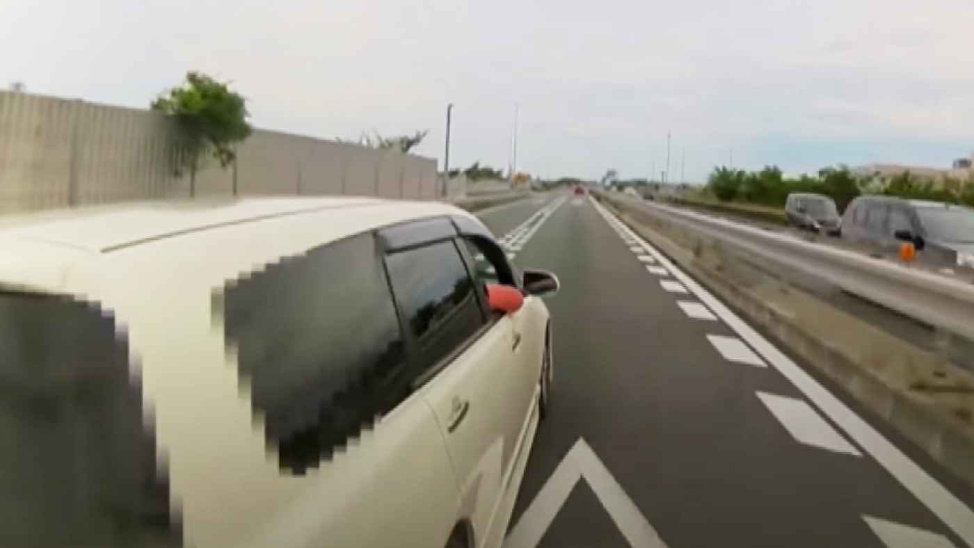静岡 まだこんな人がいるの クラクション鳴らしまくり 最後は車で体当たりの煽り運転の男が逮捕 ニコニコニュース