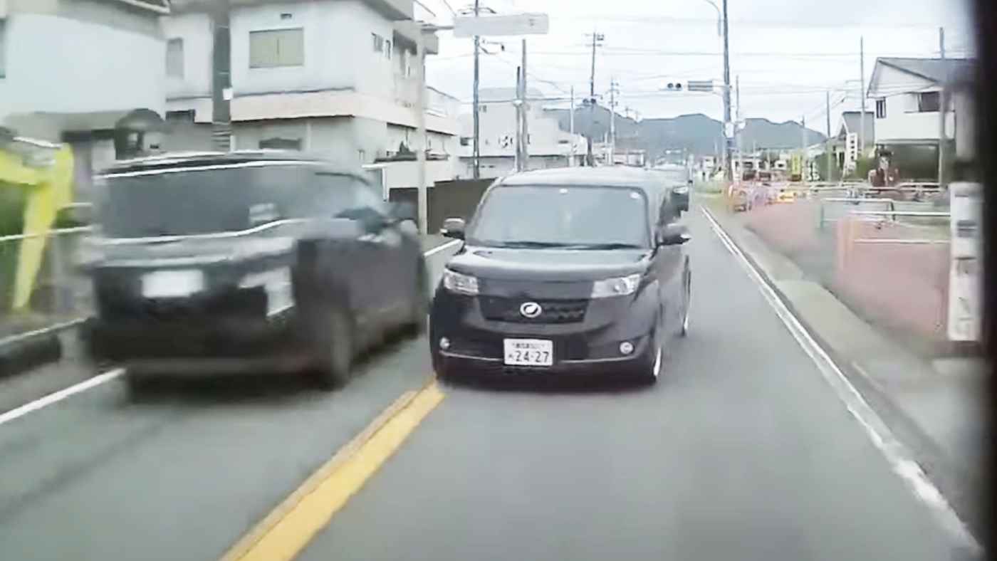 鹿児島 この動画で逮捕されるだろう 対向車線にはみ出すフリをする 車版ひょっこり男 が物議 ニコニコニュース