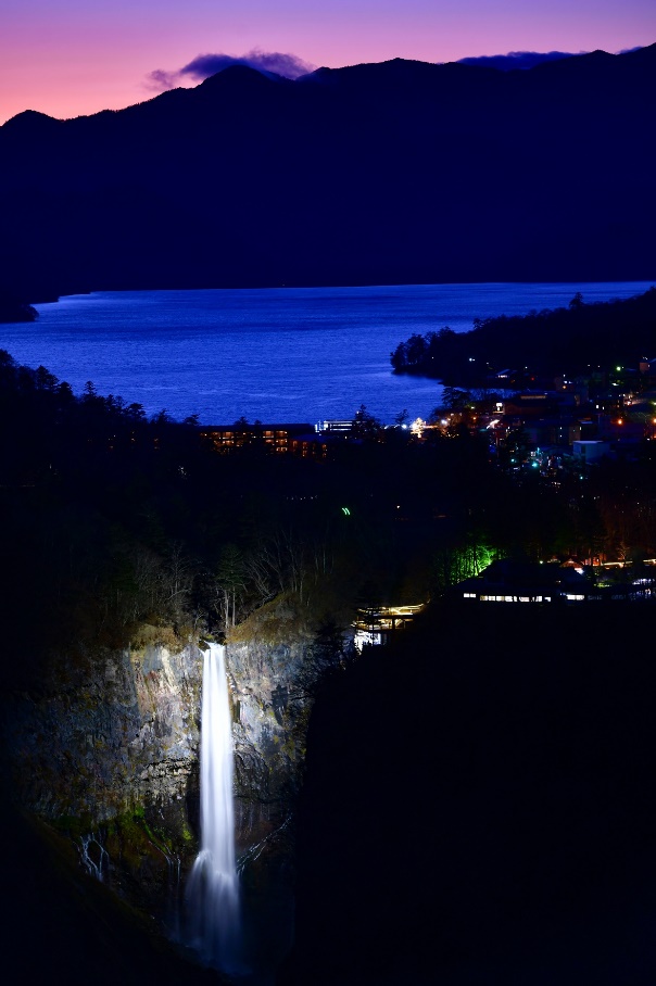 日本三名瀑 日光 華厳の滝 をライトアップ 11月14 23日 中禅寺湖周辺で も開催 ニコニコニュース