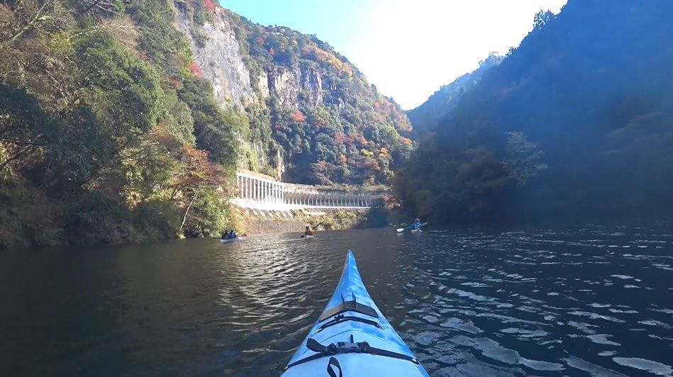 色づき始めた青蓮寺湖で紅葉カヤッキング 水面を滑るように進むカヤックに なんか気持ちいい いいよねえ の声 ニコニコニュース