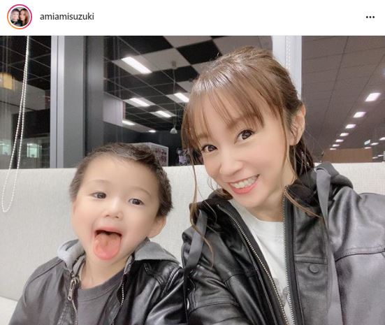 鈴木亜美 3歳息子との お揃い風 2shotに 2人とも可愛い 息子くん 大きくなりましたね の声 ニコニコニュース