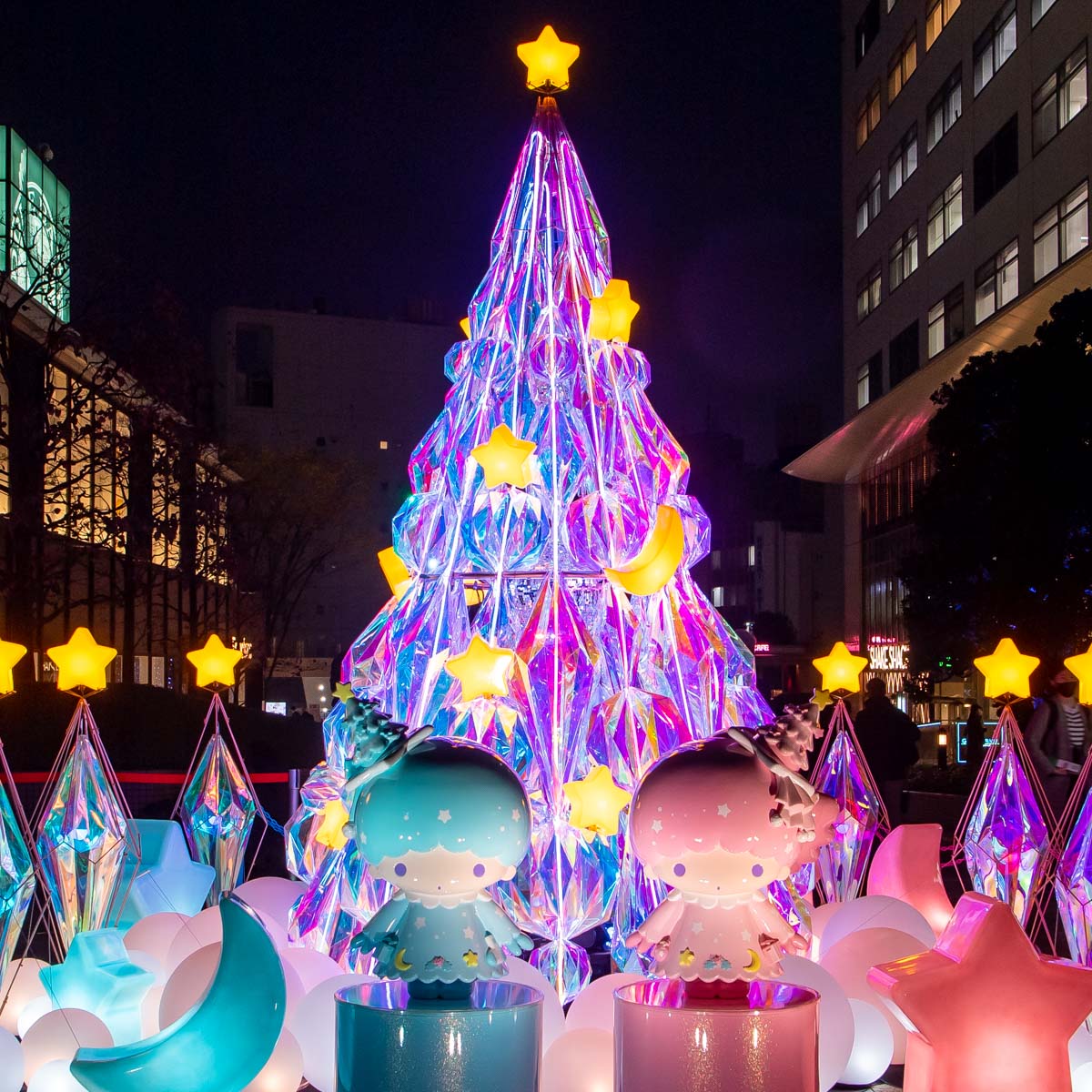 キキ ララカラーに輝く巨大クリスマスツリーが登場 新宿サザンテラス Twinkle Color Christmas ニコニコニュース