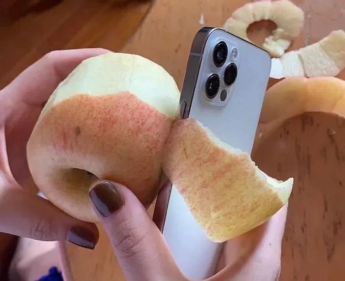 Iphone12の角が鋭利すぎるとしてリンゴの皮を剥く写真が投稿 フェイクだと主張されるが実際に剥く動画が投稿される人 ニコニコニュース
