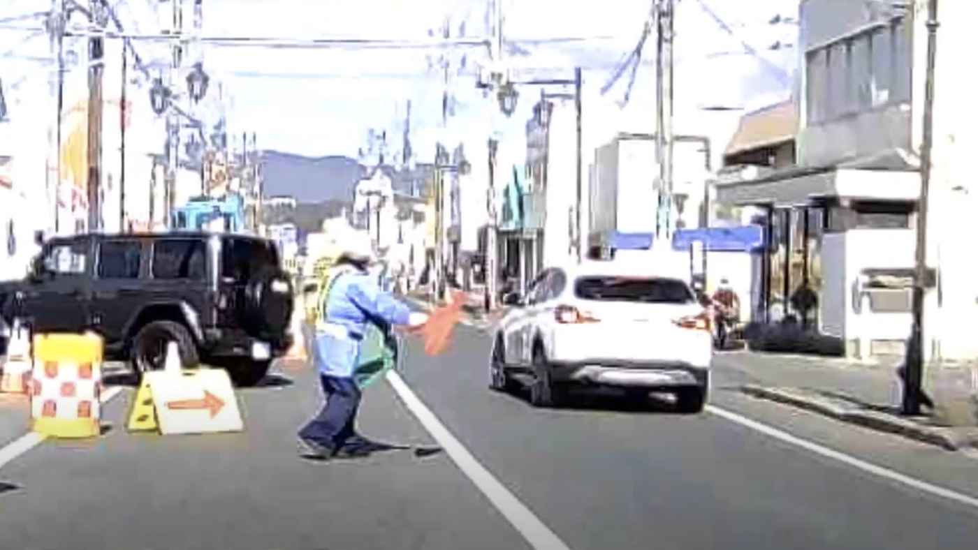 交通誘導員のおじさんもマジギレ 止めるのを無視した自己中な車が迷惑すぎることになってしまう ニコニコニュース