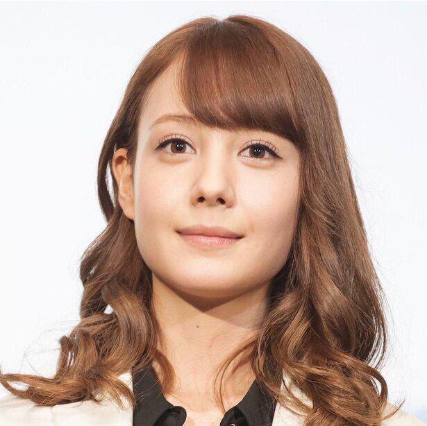 トリンドル玲奈 シックコーデの エロかっこいい Shotに反響 へそ出し珍しい ニコニコニュース